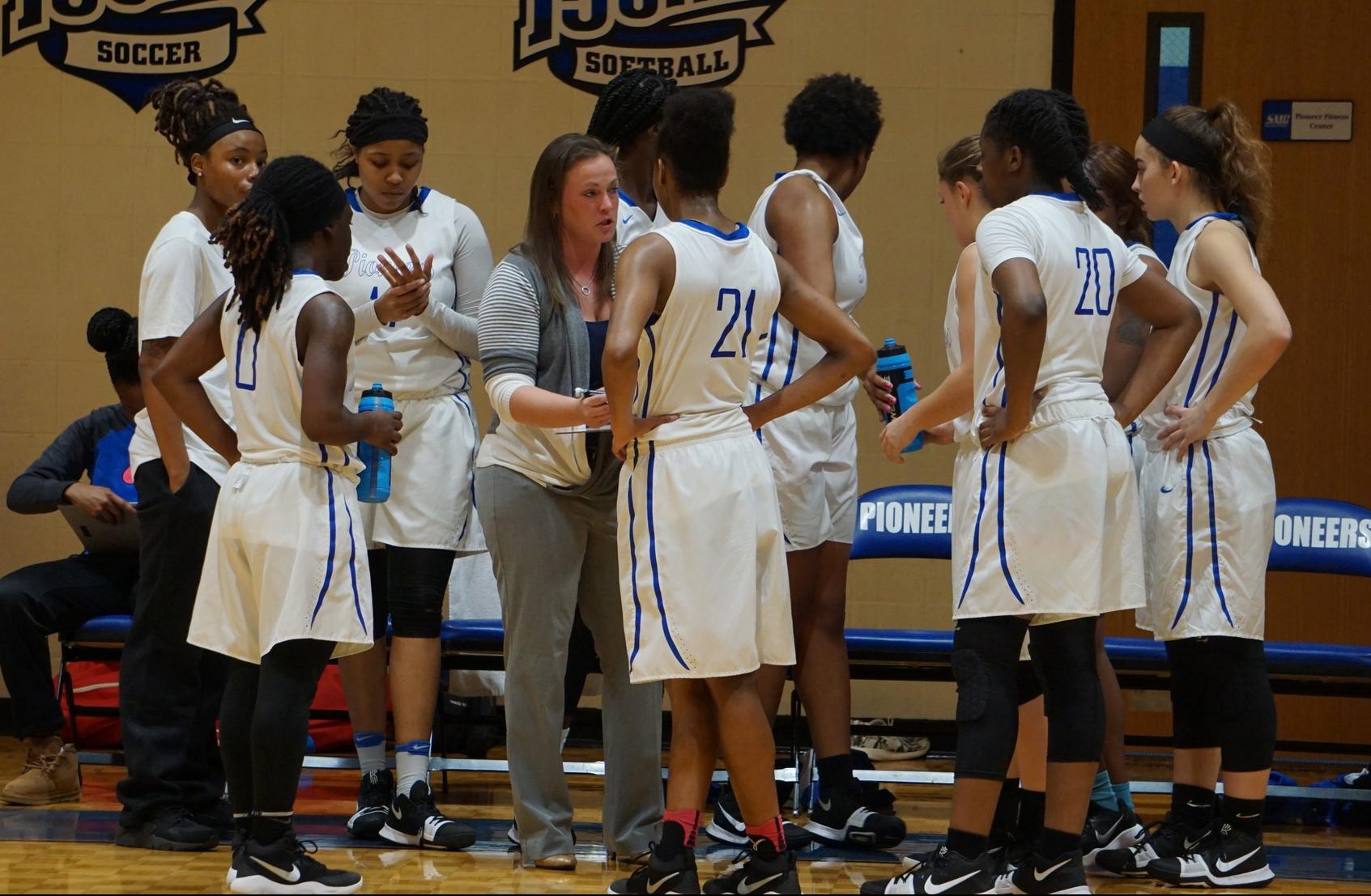 Women's Basketball Heads into Winter Break 7-4 Overall