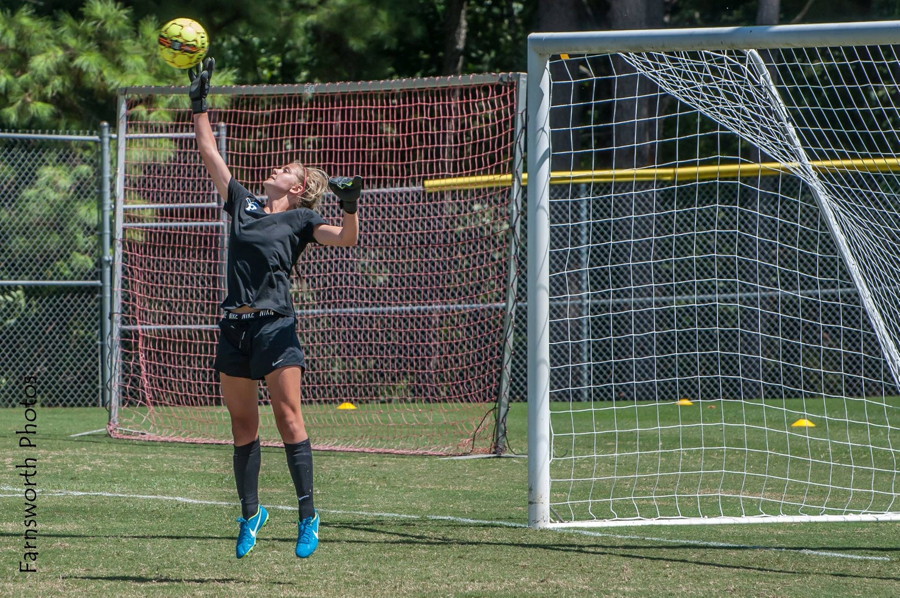 Women's Soccer Wins First Round of Playoffs
