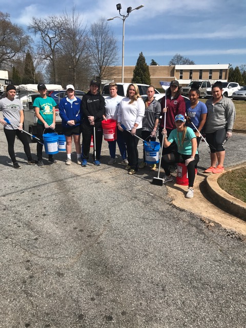 SMC Softball Helps Clean up Neighborhood